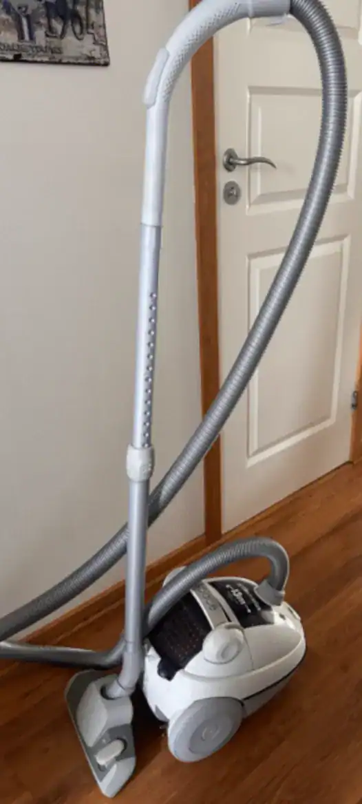 Dammsuga bakom tvättmaskinen