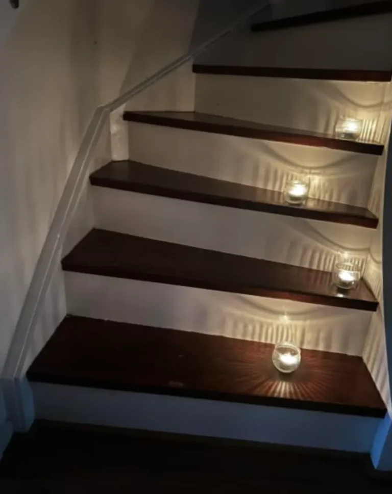 Lägg köksredskapen i en balkong som har inglasning