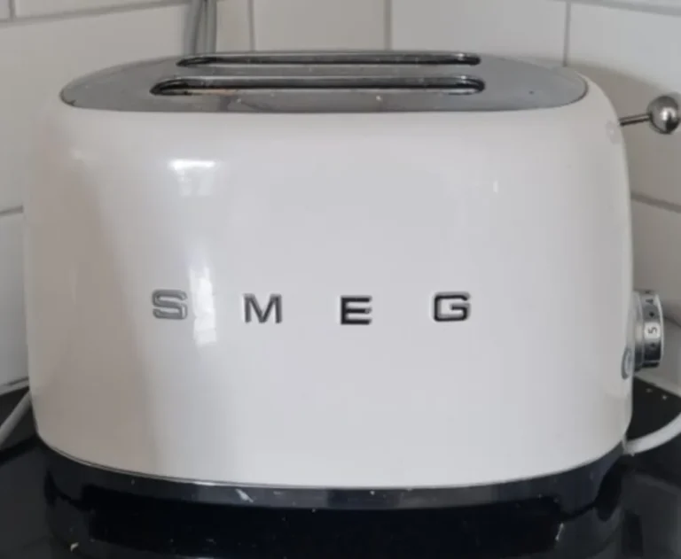 Hemstädning Bromma för dig som vill ha rent kring brödrost från Smeg