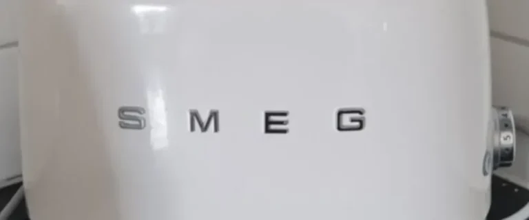 Hemstädning Bromma för dig som vill ha rent kring brödrost från Smeg